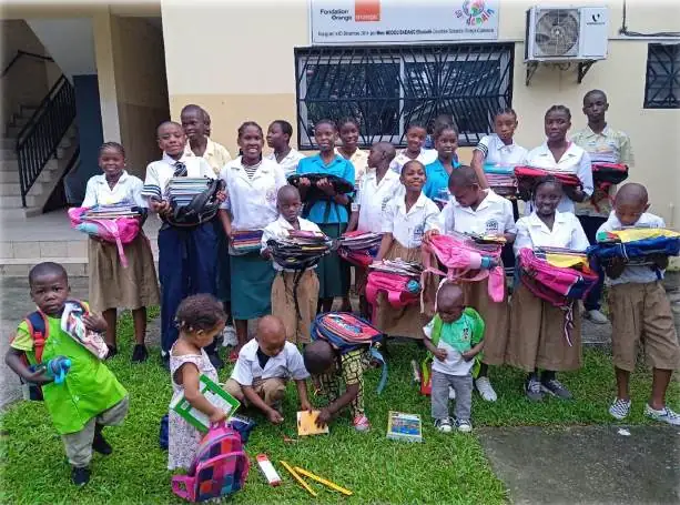 Enfants et équipe lors de la rentrée au Cameroun